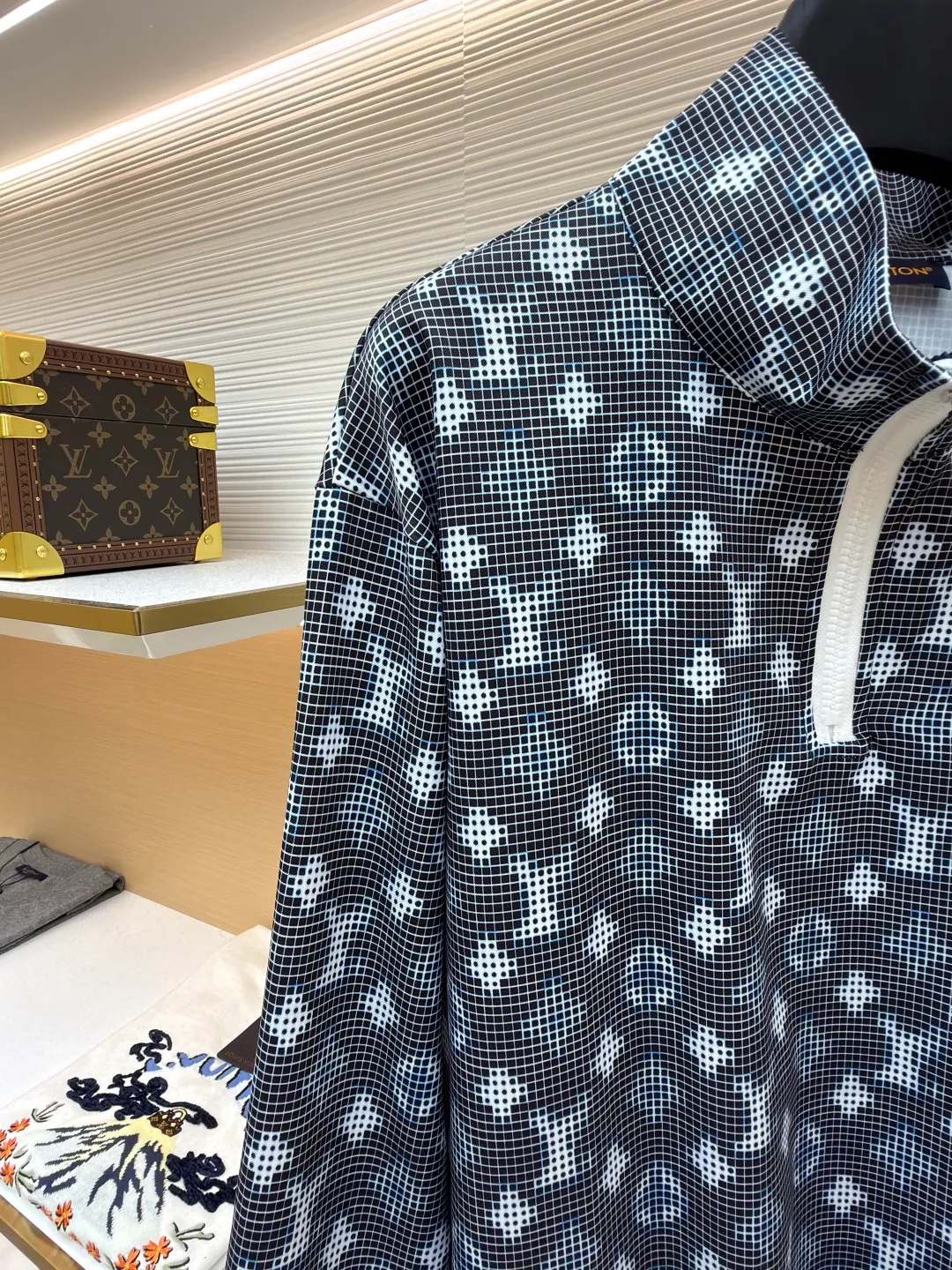 LOUIS VUITTON SKI ski series long-sleeved zipper closure design T-shirt ●Original version: Purchased and developed by 10239 ●Item number: 1681632-A55 ●Fabric: cotton fabric ●Technology: printing production ●Version: fitted version ●Weight: about 300 grams ●Size: S-M-L-XL ●Description: Stand-up collar design with half-zip closure, neat and stylish to wear. The body of the garment adopts digital printing technology, with clear and three-dimensional patterns and exquisite details. The splicing between the front and back pieces adopts flat-turn open-stitching technology, the stitching is even and neat, and the lines are clear and smooth. The ribbed design on the hem and cuffs is both windproof and warm and can modify your figure. The entire top embodies Louis Vuitton's ultimate pursuit of quality and craftsmanship from fabric selection, tailoring to detail processing. It not only retains the elegant style of classic items, but also incorporates modern design language, making it suitable for various occasions and showing a low-key and luxurious fashion attitude. The overall wiring is straight and delicate, the fabric is comfortable and soft, and the color is consistent without color difference. It can be matched with the same style to create a fashionable look and control various occasions. Customized accessories, complete with three standards, same style for men and women!